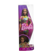 Încarcă imaginea în Galerie, Barbie Papusa Fashionista Satena cu Rochie cu Imprimeu Good Vibes