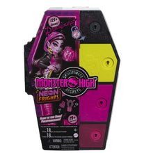 Încarcă imaginea în Galerie, Monster High Neon Frights Papusa Draculaura