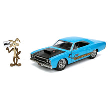 Încarcă imaginea în Galerie, Jada Toys Looney Tunes Road Runner Set Masinuta Metalica 1970 Plymouth si Figurina Wile E Coyote