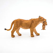 Încarcă imaginea în Galerie, Papo Animale Salbatice Figurina Leoaica cu Pui