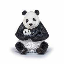 Încarcă imaginea în Galerie, Papo Animale Salbatice Figurina Urs Panda Sezand cu Pui in Brate