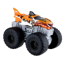 Încarcă imaginea în Galerie, Hot Wheels Monster Truck Roarin Wreckers Tiger Shark cu Functii si Sunete