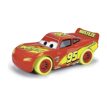 Încarcă imaginea în Galerie, Jada Toys Masinuta RC Fulger Mcqueen Glow Racer