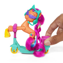 Încarcă imaginea în Galerie, My Little Pony Sunny Starscout pe Scooter Set Figurina si 4 Accesorii