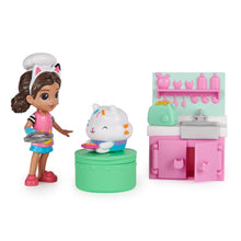Încarcă imaginea în Galerie, Gabbys Dollhouse Set Papusa 9.7cm cu Pisicuta Bucataria lui Gabby
