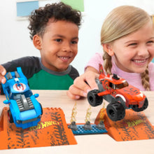 Încarcă imaginea în Galerie, Hot Wheels Monster Truck Mega Set Constructie cursa Tiger Shark Chomp