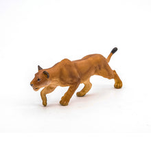 Încarcă imaginea în Galerie, Papo Animale Salbatice Figurina Leoaica la Vanatoare
