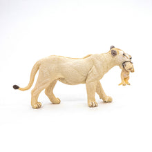 Încarcă imaginea în Galerie, Papo Animale Salbatice Figurina Leoaica Alba cu Pui