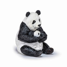 Încarcă imaginea în Galerie, Papo Animale Salbatice Figurina Urs Panda Sezand cu Pui in Brate
