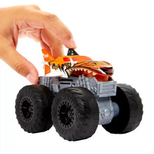 Încarcă imaginea în Galerie, Hot Wheels Monster Truck Roarin Wreckers Tiger Shark cu Functii si Sunete