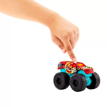 Încarcă imaginea în Galerie, Hot Wheels Monster Truck Roarin Wreckers Demo Derby cu Functii si Sunete
