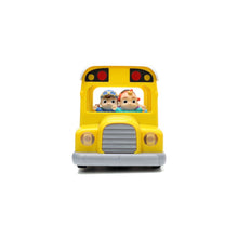 Încarcă imaginea în Galerie, Jada Toys Cocomelon Autobuzul Scolar RC cu Sunete si Lumini