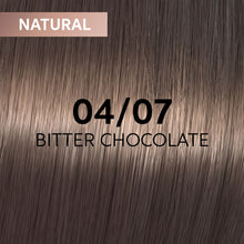 Încarcă imaginea în Galerie, Wella Professionals Shinefinity Zero Lift Glaze, 04/07 Bitter Chocolate - Vopsea Demipermanenta 60ml