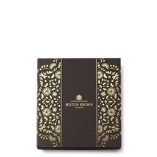 Încarcă imaginea în Galerie, Molton Brown Re-Charge Black Pepper Body Care Collection - Gel de Dus 300ml si Scrub 250gr