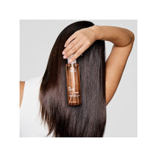 Încarcă imaginea în Galerie, Wella Professionals Ultimate Smooth Glass Liquid Layer – Spray Stralucire Par 185ml