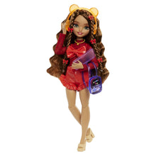 Încarcă imaginea în Galerie, Barbie Dream Besties Papusa Teresa cu Accesorii