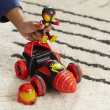 Încarcă imaginea în Galerie, Spider-Man Spidey Prietenii Extraordinari Set Masinuta si Figurina Miles Morales