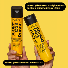 Încarcă imaginea în Galerie, Matrix A Curl Can Dream Shampoo - Sampon Hidratant Pentru Par Ondulat 300ml