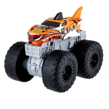 Încarcă imaginea în Galerie, Hot Wheels Monster Truck Roarin Wreckers Tiger Shark cu Functii si Sunete
