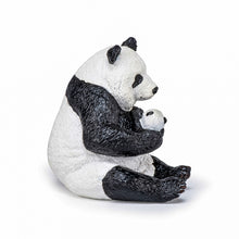 Încarcă imaginea în Galerie, Papo Animale Salbatice Figurina Urs Panda Sezand cu Pui in Brate
