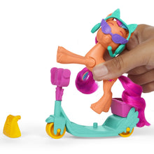 Încarcă imaginea în Galerie, My Little Pony Sunny Starscout pe Scooter Set Figurina si 4 Accesorii