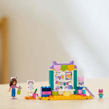 Încarcă imaginea în Galerie, Lego Gabby's Dollhouse Creatii Mestesugite cu Bebe Cutiuta