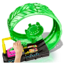 Încarcă imaginea în Galerie, Hot Wheels Monster Truck Pista Cascadorilor in Bucla Fosforescenta