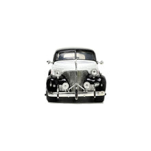 Încarcă imaginea în Galerie, Jada Toys Set Masinuta Metalica Chevrolet Master Deluxe 1939 si Figurina Mr Monopoly