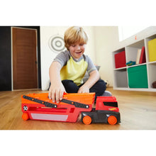 Încarcă imaginea în Galerie, Hot Wheels Mega Transportatorul de Masini