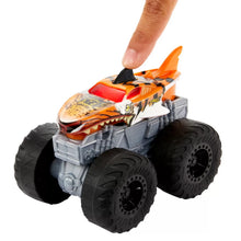 Încarcă imaginea în Galerie, Hot Wheels Monster Truck Roarin Wreckers Tiger Shark cu Functii si Sunete