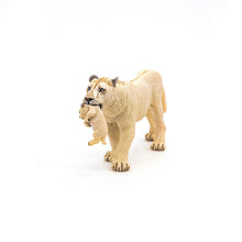 Încarcă imaginea în Galerie, Papo Animale Salbatice Figurina Leoaica Alba cu Pui