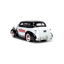 Încarcă imaginea în Galerie, Jada Toys Set Masinuta Metalica Chevrolet Master Deluxe 1939 si Figurina Mr Monopoly