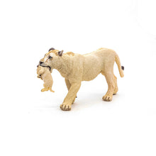 Încarcă imaginea în Galerie, Papo Animale Salbatice Figurina Leoaica Alba cu Pui