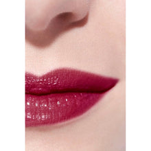Încarcă imaginea în Galerie, Chanel Rouge Coco Flash 96 Phénomène 3.5g - Ruj Glossy Hidratant si Intens - Beauty Lounge