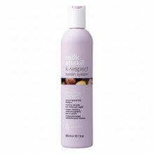 Încarcă imaginea în Galerie, Un păr neted și strălucitor fără compromisuri – vă promite șamponul Milk Shake K-Respect Smoothing Shampoo.
