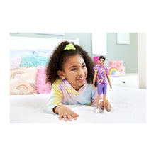 Încarcă imaginea în Galerie, Barbie Papusa Ken Baiat Fashionistas Brunet cu Barba si Tricou cu Gluga