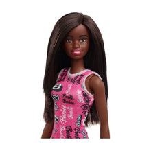 Încarcă imaginea în Galerie, Barbie Papusa Clasica Bruneta cu Rochita Roz cu Imprimeu Barbie