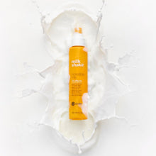 Încarcă imaginea în Galerie, Acest Set de ingrijire profesionala pentru par contine trei produse complementare MilkShake, concepute pentru a oferi hidratare, reparare si protectie completa.