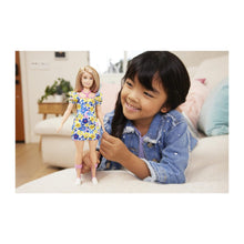 Încarcă imaginea în Galerie, Barbie Papusa Fashionista Blonda cu sindrom Down