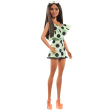 Încarcă imaginea în Galerie, Barbie Papusa Fashionista Bruneta cu Salopeta Verde