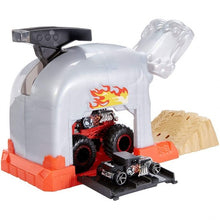 Încarcă imaginea în Galerie, Hot Wheels Lansator Monster Truck Craniul cu Doua Masinute
