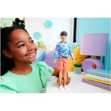Încarcă imaginea în Galerie, Barbie Papusa Ken Baiat Fashionistas cu Bluza cu Inimioare