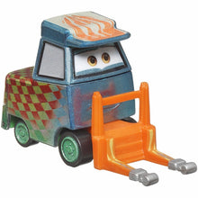 Încarcă imaginea în Galerie, Cars 3 Set 2 Masinute Metalice Claire Gunzer si Haul Em Haynes