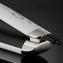 Încarcă imaginea în Galerie, GHD Unplugged White Styler - Placa de Indreptat Parul Fara Fir
