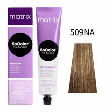 Încarcă imaginea în Galerie, Matrix Vopsea de Par Socolor 509NA Extra Acoperire Blond Foarte Deschis Natural Cenusiu 90ml - Beauty Lounge