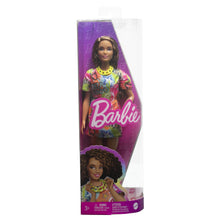 Încarcă imaginea în Galerie, Barbie Papusa Fashionista Satena cu Rochie cu Imprimeu Good Vibes
