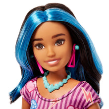 Încarcă imaginea în Galerie, Barbie Papusa Skipper First Jobs Ear Piercer
