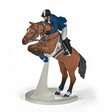 Încarcă imaginea în Galerie, Papo Rase de Cai si Ponei Figurina Set Jocheu si Cal Sarind
