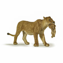 Încarcă imaginea în Galerie, Papo Animale Salbatice Figurina Leoaica cu Pui
