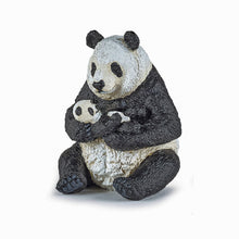 Încarcă imaginea în Galerie, Papo Animale Salbatice Figurina Urs Panda Sezand cu Pui in Brate
